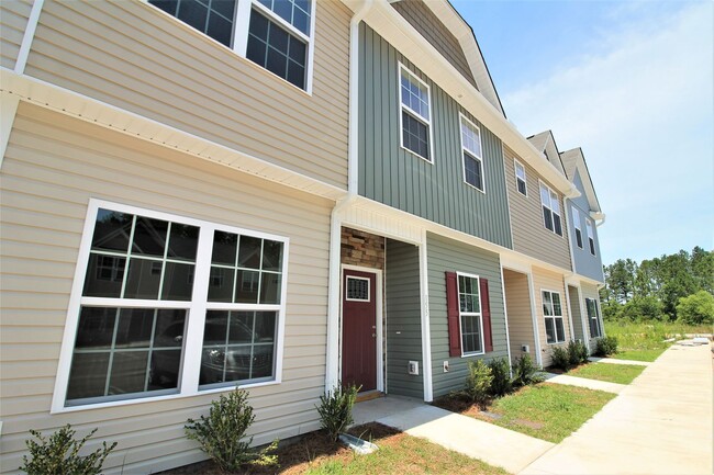 Building Photo - 2 BR/ 2.5 Bath Townhome located in The Tow...