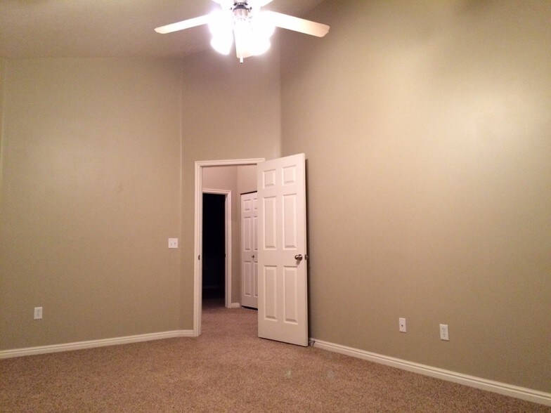 LARGE Master bedroom - 825 Jordan Oaks Ct