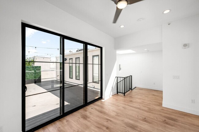 Building Photo - LUX 3BD, 5BA Modern Townhome at 9th & CO Near Congress Park
