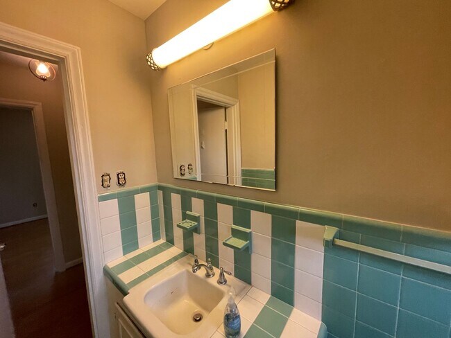 Building Photo - 3 Bedroom House on One Level