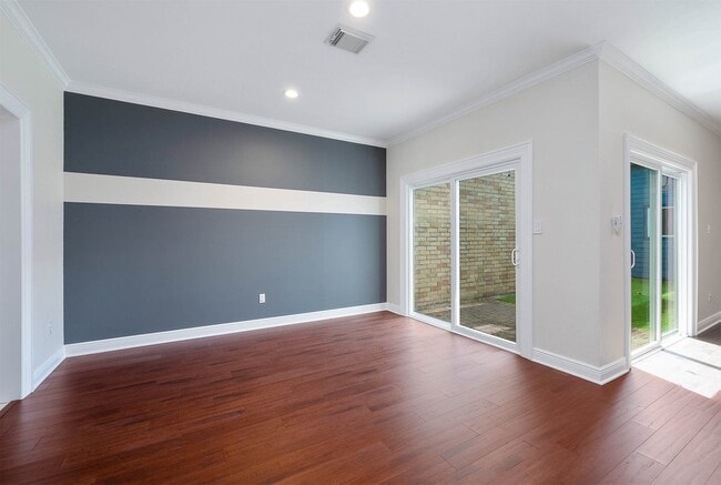 Building Photo - 2470 Country Club Dr