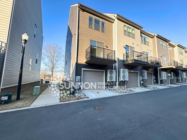 Building Photo - 4 Bedroom Townhome Located in Wendover Green