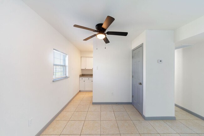 Building Photo - Hurry! MOVE INSPECIAL 50% 1st month rent, ...