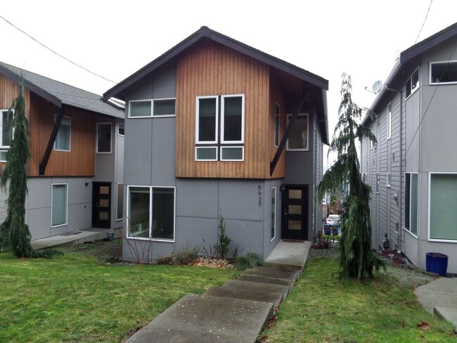 Primary Photo - Immaculate and LARGE 4-Bedroom Home in Unb...