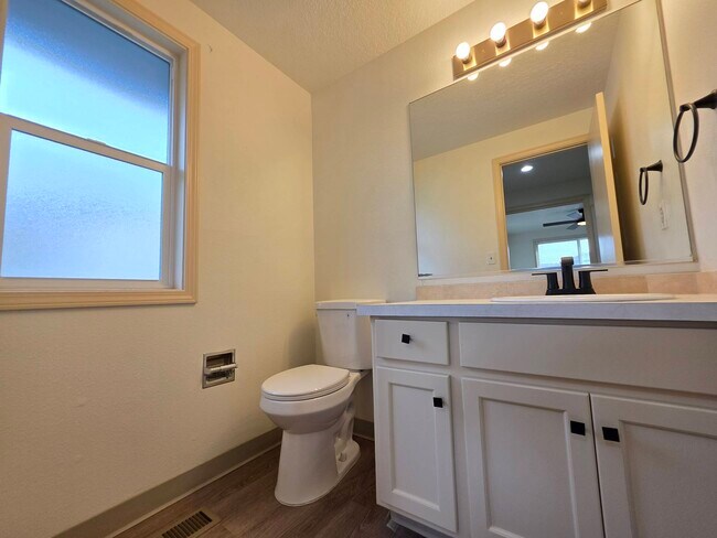 Building Photo - 1607 S Olson St