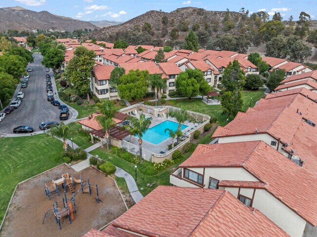 Building Photo - "Charming 2-Bed, 2-Bath Condo Retreat in S...