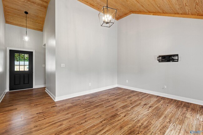 Building Photo - 2211 Cecille Dr SW