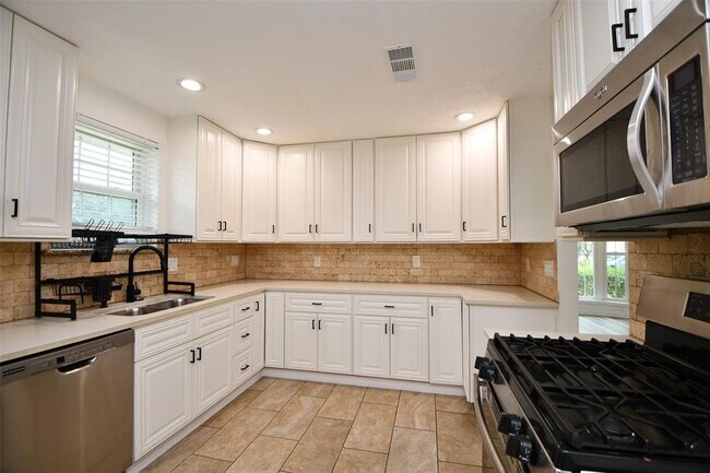 Building Photo - 5951 Beaudry Dr