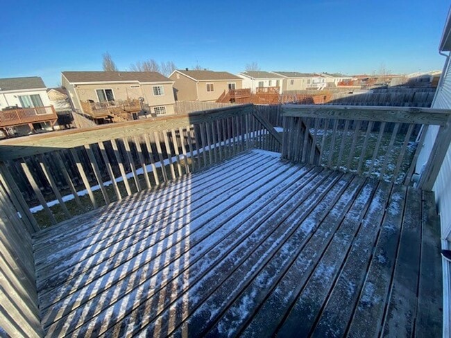 Building Photo - Comfortable 4 Bedroom with Garage & Fenced Yard for Rent!