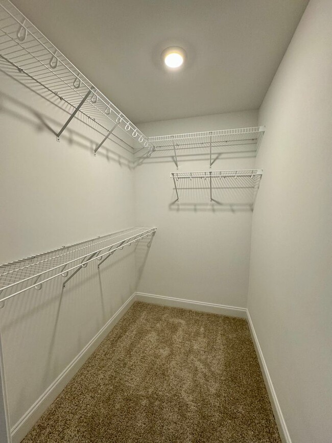 Building Photo - *LIKE NEW!* 3BR/2.5BA Townhouse in Crescen...