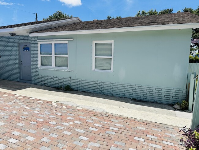 Building Photo - 1520 Barbarie Ln