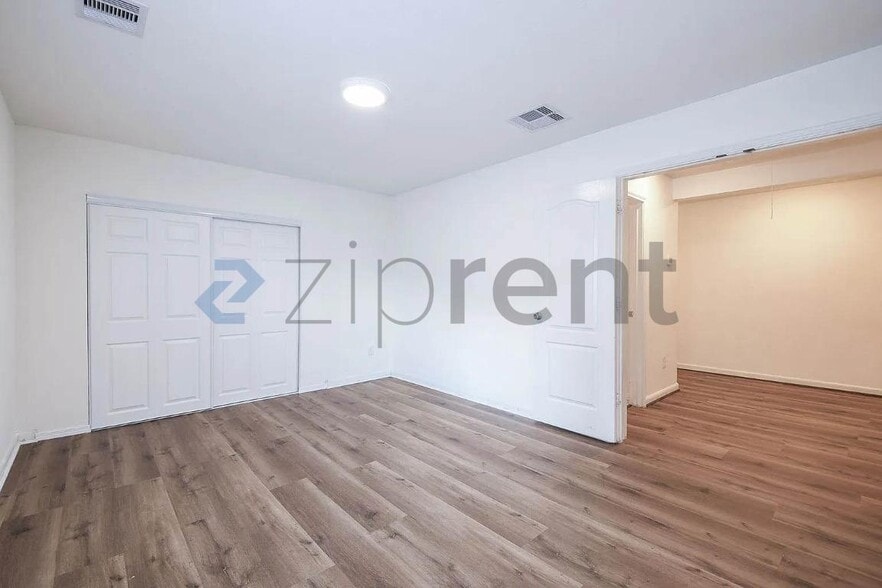 Building Photo - Unit