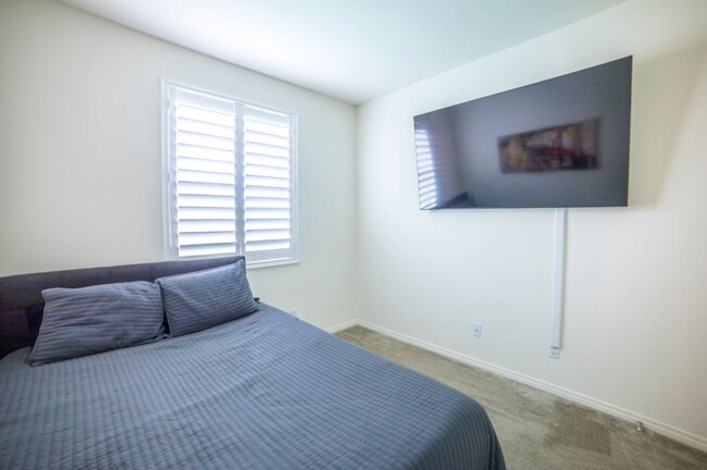 Building Photo - 5217 Clementine Ave.