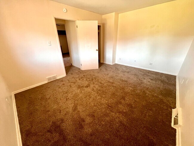 Building Photo - Recently Renovated - 3 bedroom 2 bathroom ...