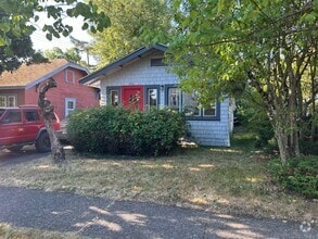 Building Photo - Campus House ~ 3 bed, 1 bath with Garden Area
