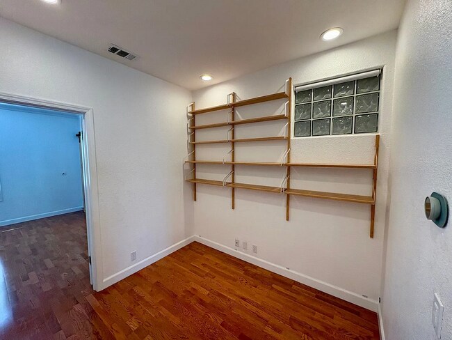 Building Photo - UNIT 102