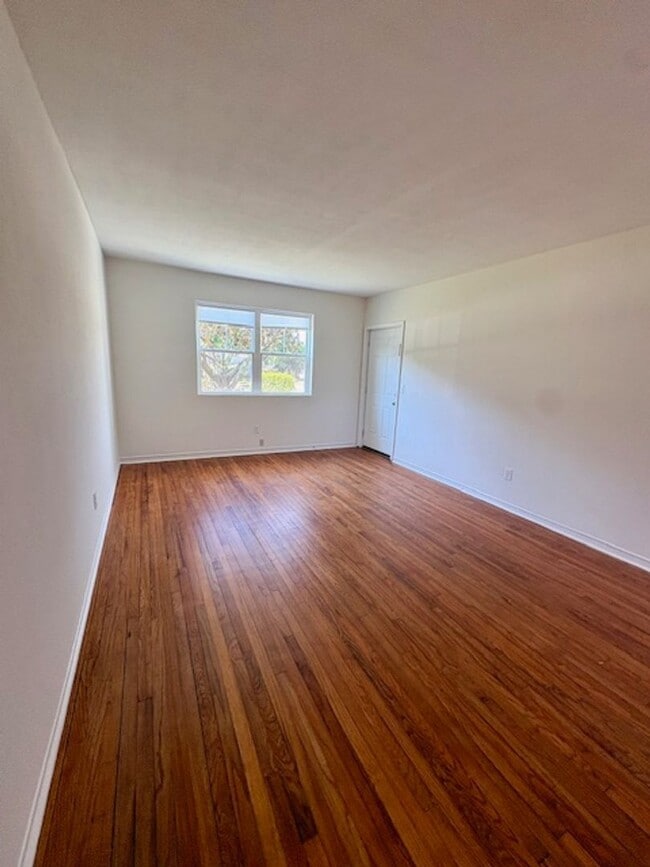 Building Photo - Fully Renovated Three Bedroom Condo 10 mins from MUSC - Off the Greenway!
