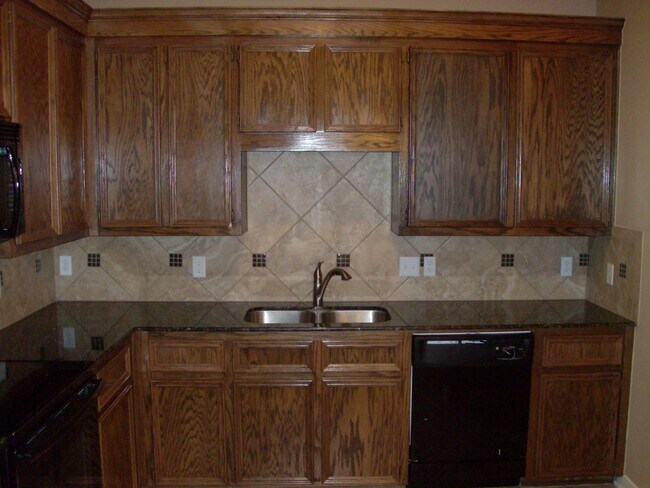 Building Photo - Beautiful 3 bed/2 bath Duplex off of Bunny Trail