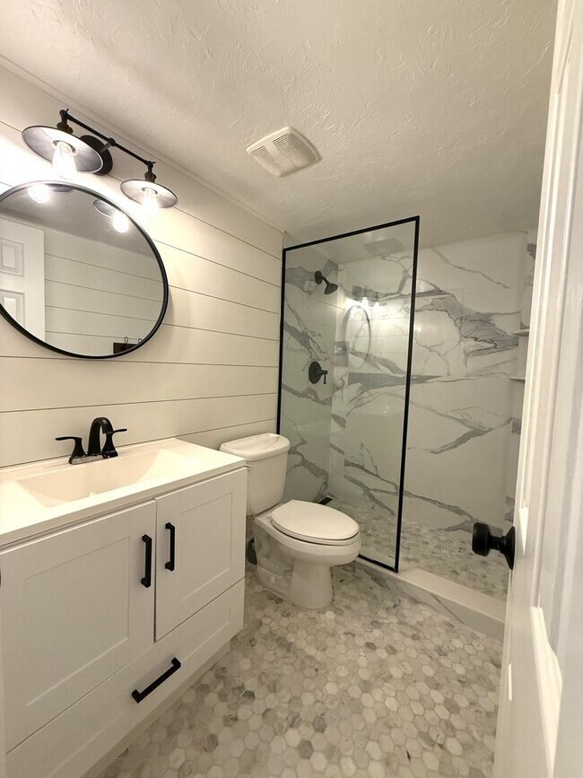 Building Photo - Charming 2-Bed/1-Bath First-Floor Condo in Gated Sarasota Community!