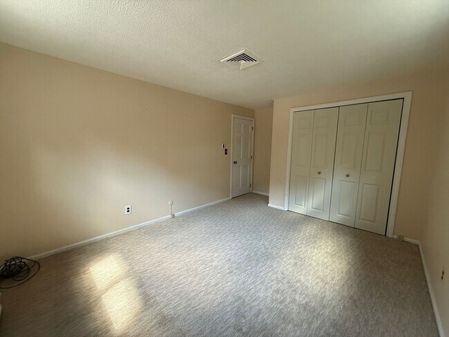 Building Photo - 9 Brookdale Cir