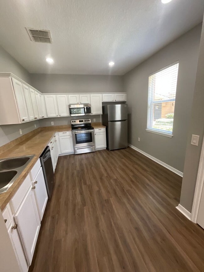 Building Photo - Two Story Town House