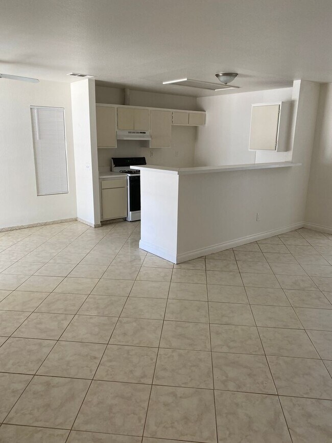 Building Photo - 4 BEDROOM ADELANTO HOME