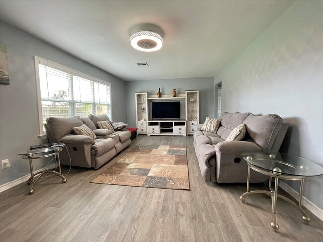 Building Photo - 1116 Lake St