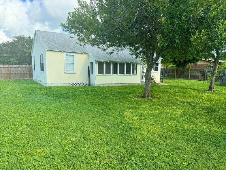 Building Photo - 324 Fernandez St