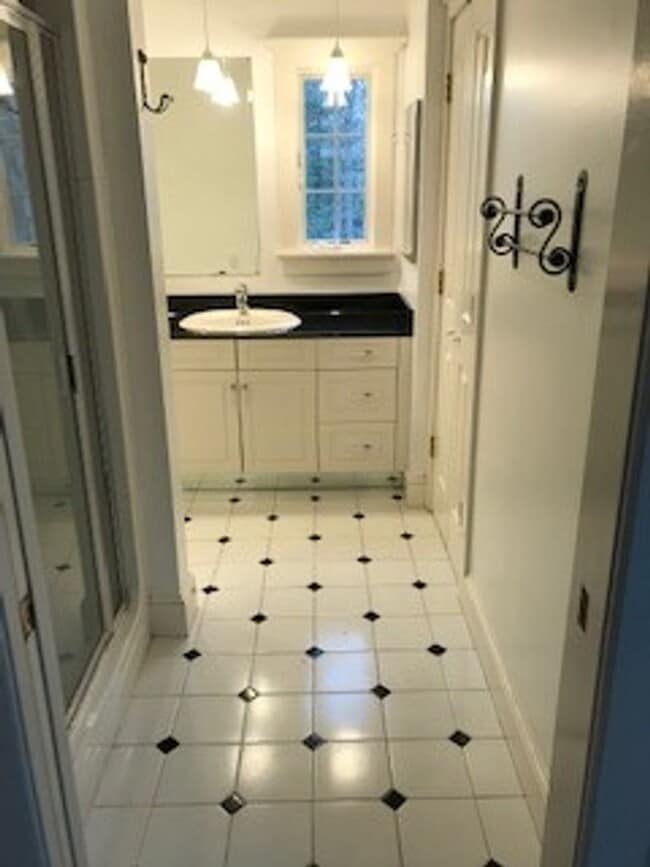 Building Photo - Modern 2Br / 2Ba Cape Style Home in Quiet ...