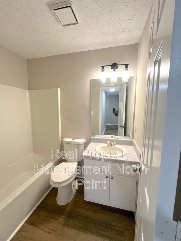 Building Photo - 5843 Summerglen Ln