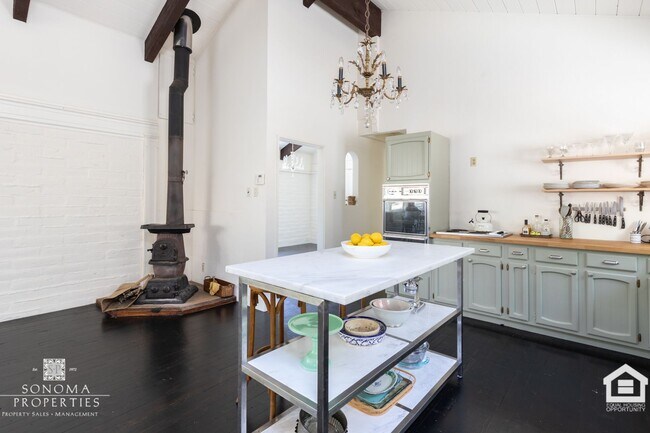 Building Photo - Wine Country Living in Spacious Glen Ellen...