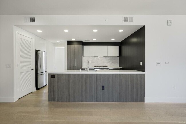 Building Photo - 1080 Sutter St