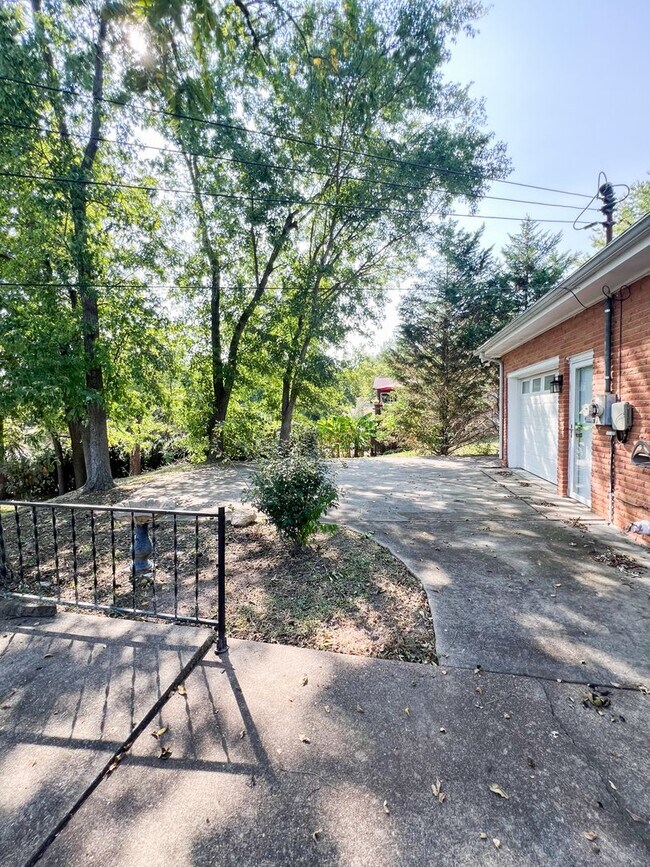 Building Photo - 2108 Barkley Dr