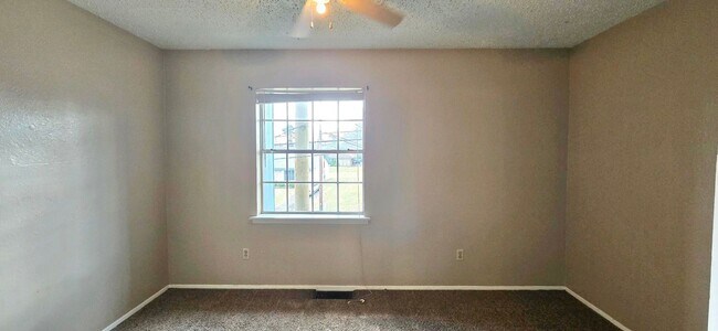 Building Photo - Tammy Lynn Dr Duplex