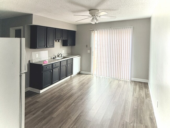 Building Photo - 5438 N Division St