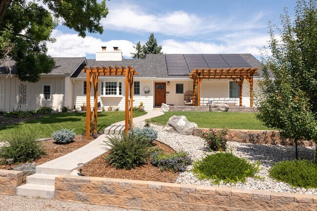 Building Photo - 5 Bedroom 2.5 Bath Retreat in Prime Arvada...