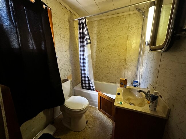 Building Photo - 434R Linden Ave