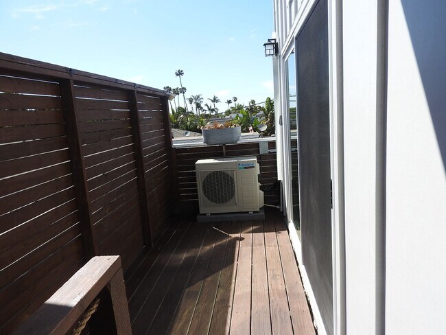 Building Photo - 4672-76LB