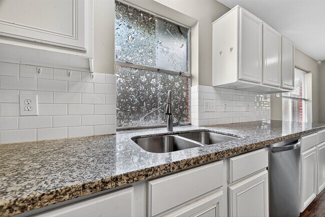 Building Photo - 17162 Summer Hollow Dr