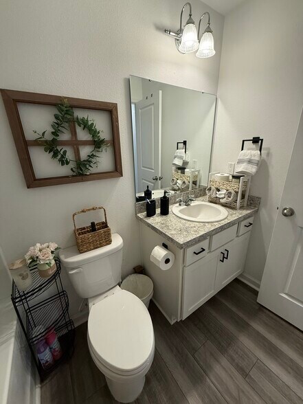 Shared bathroom - 6206 Daerr Ridge St