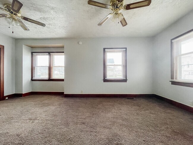 Building Photo - 1317 W Memorial Dr