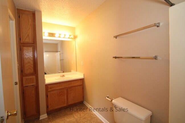 Building Photo - Delightful Duplex!