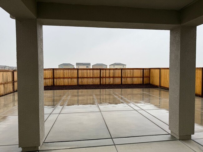 Building Photo - Beautiful 3 bed /2.5 bath Waiting For You!  SOLAR!!  Please read entire ad for viewings!