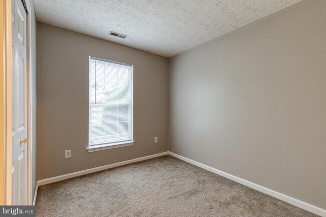 Building Photo - 27 Silver Birch Ct