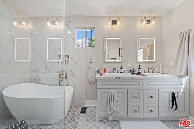 Building Photo - 962 S Plymouth Blvd