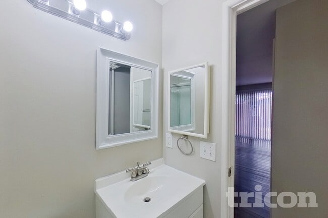 Building Photo - 9235 Laurel Hill Dr