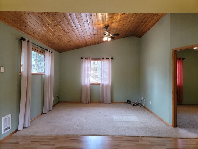 Building Photo - Very neat unit in Poulsbo area.