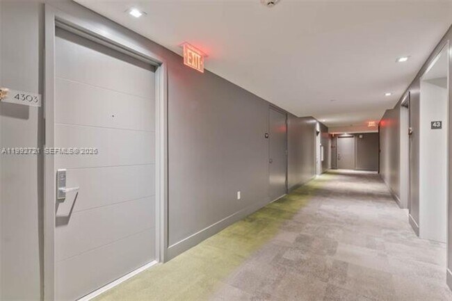 Building Photo - 1010 Brickell Ave