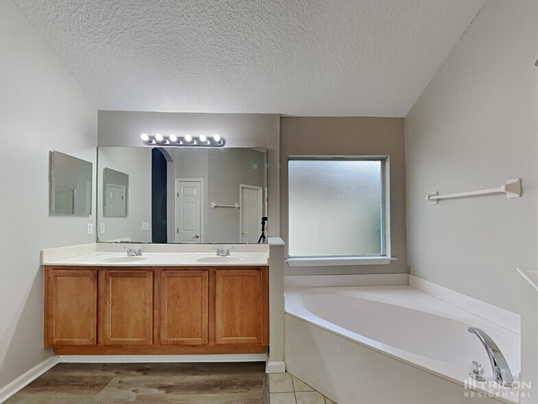 Building Photo - 9209 Redtail Dr