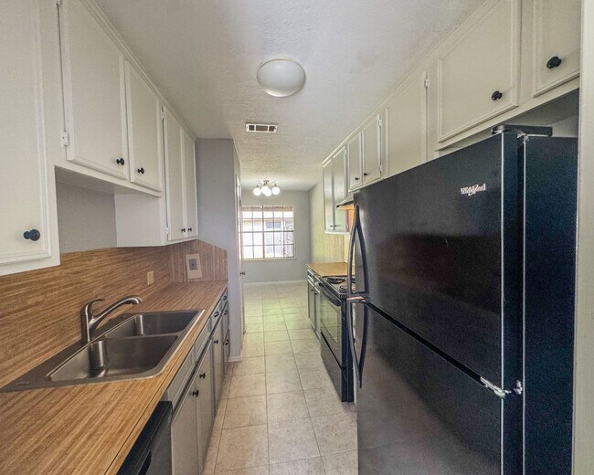 Building Photo - Comfortable 3BR/2BA Home in a Prime Location Near Forest Hills